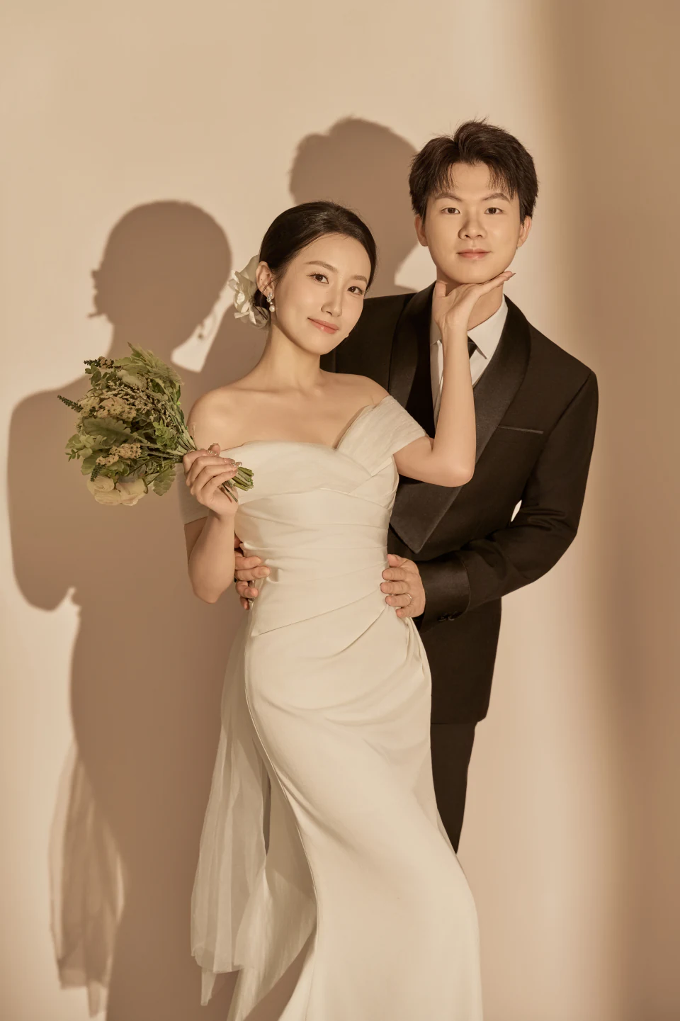 Lin 和 Wu 的金色主题婚纱肖像