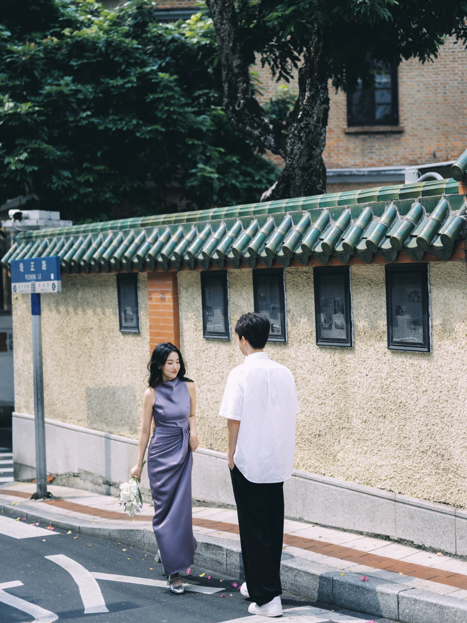Lin 和 Wu 的户外近景合影