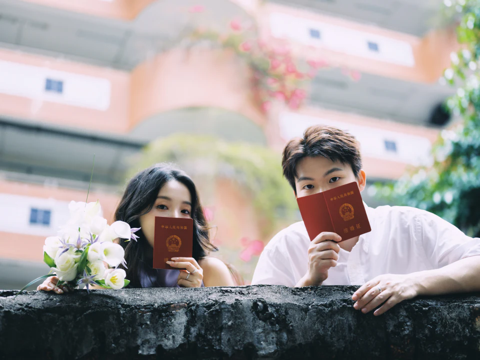 Lin 和 Wu 手持结婚证的合影
