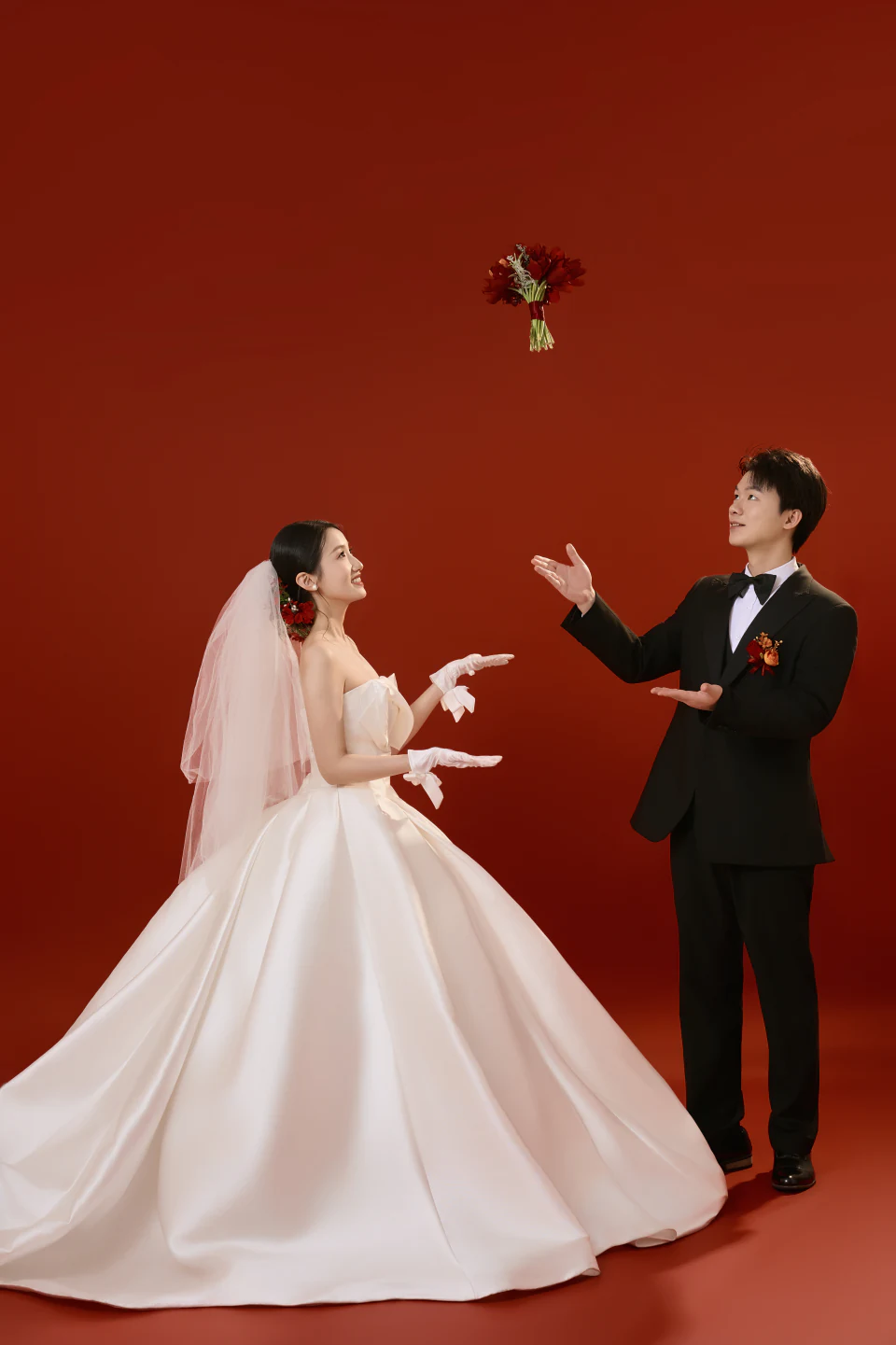 Lin 和 Wu 的红色礼服全身合影